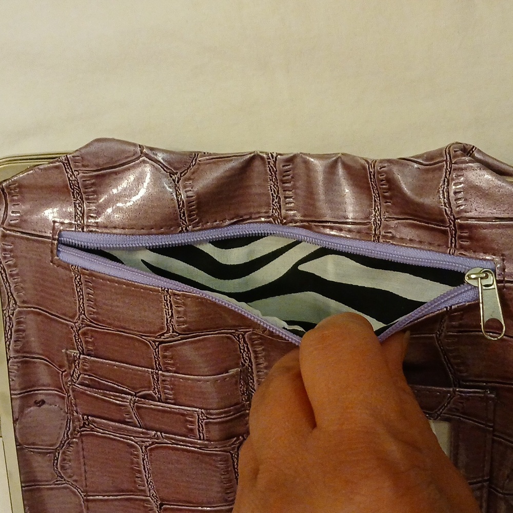 Braaciano faux croc kiss lock wallet. - Picture 9 of 16
